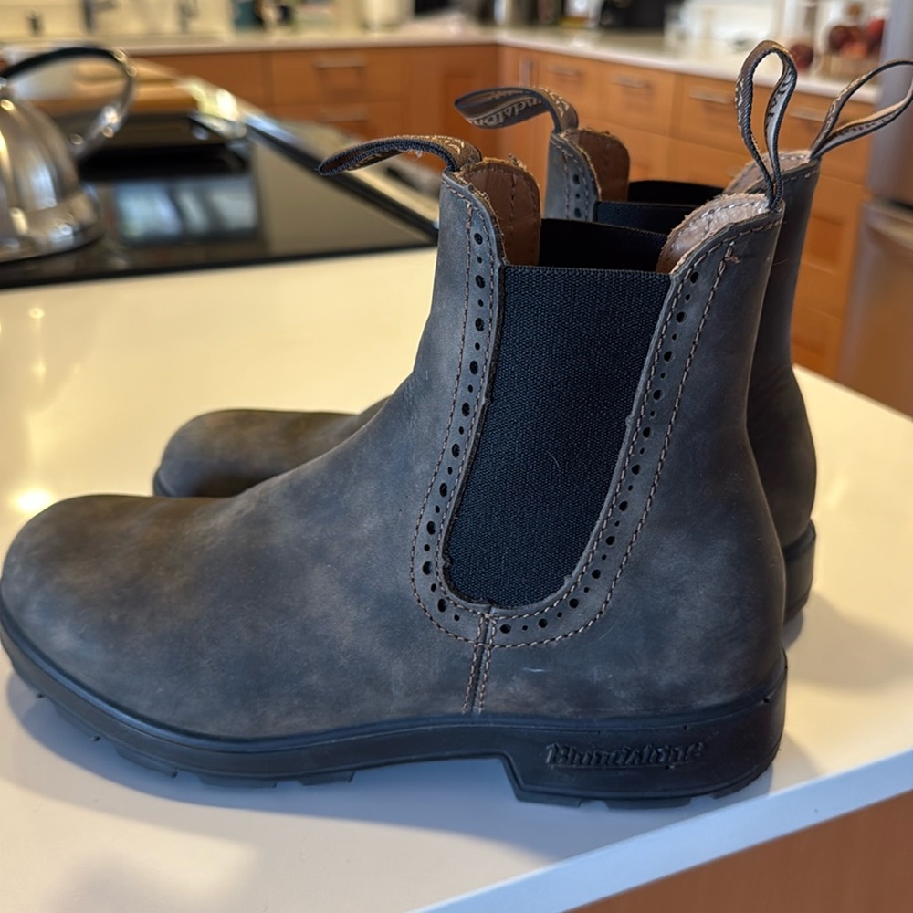 Blundstone Chelsea Boots Womens Size 9.0 Gray Brown Leather. Worn few times!